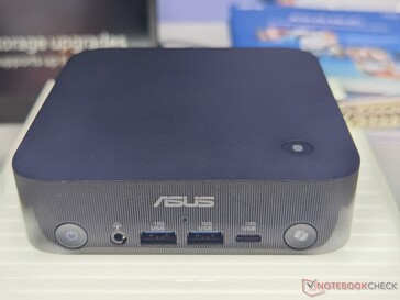 Przednie porty Asus ExpertCenter PN54 (źródło obrazu: Notebookcheck)