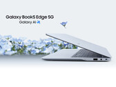 Samsung sprzedaje Galaxy Book5 Edge 5G w jednej opcji kolorystycznej Sapphire Blue. (Źródło zdjęcia: Samsung)