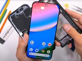 Ekspert od teardownu jest pod wrażeniem wewnętrznych elementów Google Pixel 10 Pro XL. (Źródło obrazu: JerryRigEverything)