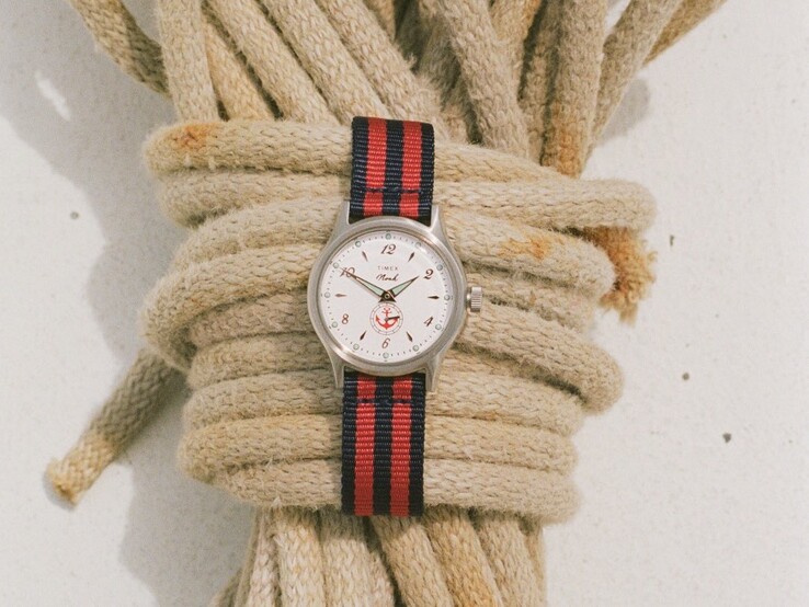 Zegarek Noah x Timex MK1 Anchor z srebrną kopertą o średnicy 36 mm, białą tarczą, motywem kotwicy oraz paskiem z tkaniny w granatowo-czerwone paski.