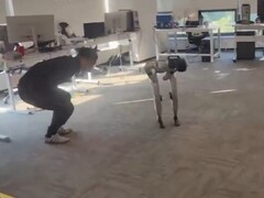 Podczas sesji treningowej teleoperacji, Unitree G1 wydawał się błędnie interpretować ruchy swojego trenera i ostatecznie kopnął go między nogi. (Źródło zdjęcia: Wes via X / wcześniej Twitter)