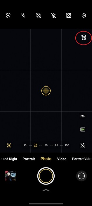 Ikona telekonwertera w aplikacji aparatu to praktyczny skrót w większości trybów.