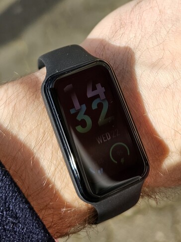 Amazfit Band 7 w słońcu