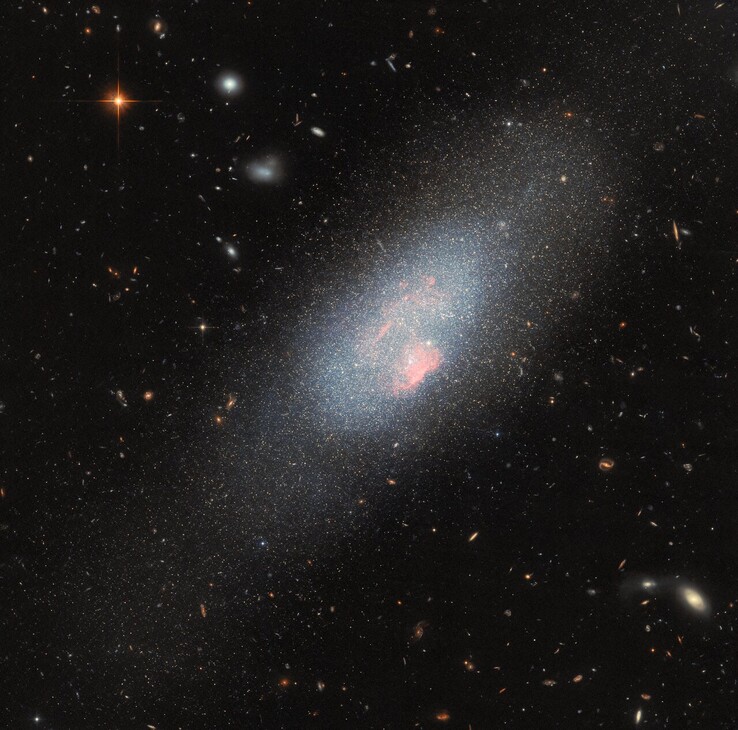 Obraz z Hubble'a Markarian 178 (źródło obrazu: ESA/Hubble, NASA, F. Annibali i S. Hong)