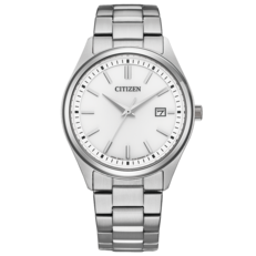 Zegarek elegancki Citizen BM1350-54A z mechanizmem Eco-Drive, wyposażony w srebrno-białą tarczę, nakładane indeksy w kształcie pałeczek, wskazówki typu Dauphine, okienko datownika na godzinie 3 oraz zintegrowaną bransoletę ze stali nierdzewnej.