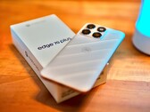Motorola Edge 70 Plus oferuje świetny czas pracy na baterii, ale pod innymi względami sprawia wrażenie okrojonej.