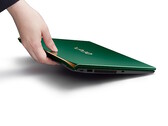 Odświeżony laptop Vaio SX14-R w kolorze Deep Emerald oferuje szybszą moc przetwarzania AI w obudowie z włókna węglowego o wadze poniżej 1 kg.