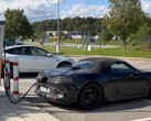 Nadchodzący Boxster EV Porsche ma osobliwą lokalizację portu ładowania, która może okazać się całkiem wygodna. (Źródło zdjęcia: @Strombock na Twitterze - edytowane)