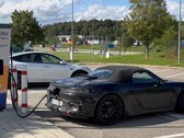 Nadchodzący Boxster EV Porsche ma osobliwą lokalizację portu ładowania, która może okazać się całkiem wygodna. (Źródło zdjęcia: @Strombock na Twitterze - edytowane)