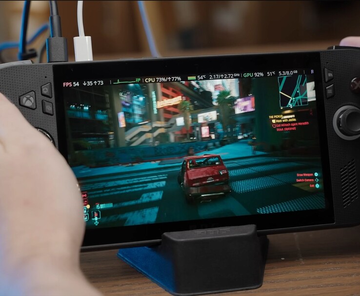 ASUS ROG Ally X z uruchomionym Cyberpunk 2077, pokazujący na ekranie wskaźniki wydajności w grze, takie jak FPS, użycie procesora i karty graficznej. (Źródło obrazu: Dawid Does Tech Stuff)