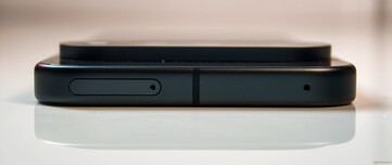 Góra: tacka na kartę Nano SIM, mikrofon