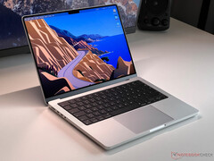 Applemówi się, że obecna generacja MacBooków Pro będzie działać o kilka miesięcy dłużej niż wcześniej oczekiwano, na zdjęciu M4 MacBook Pro 14. (Źródło zdjęcia: Notebookcheck)