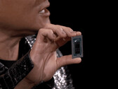 Jensen Huang trzymający w górze Nvidia GB10 podczas targów CES 2025. (Źródło zdjęcia: Hardware Luxx)