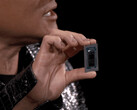 Jensen Huang trzymający w górze Nvidia GB10 podczas targów CES 2025. (Źródło zdjęcia: Hardware Luxx)
