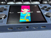 RGB30 łączy w sobie 4-calowy wyświetlacz z chipsetem Rockchip RK3566 (źródło obrazu: Powkiddy)