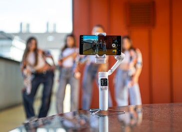 Gimbal do smartfonów Hohem V3 Ultra w kolorze arktycznej bieli (źródło zdjęcia: Hohem)