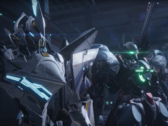 Zrzut ekranu z Mecha Break przedstawiający mechy gotowe do walki