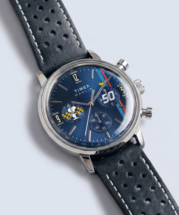 Zegarek Timex Peanuts x Marlin Chronograph przedstawiony pod kątem, z polerowaną kopertą ze stali nierdzewnej, niebieską tarczą z wykończeniem typu „sunray” oraz perforowanym niebieskim paskiem skórzanym.
