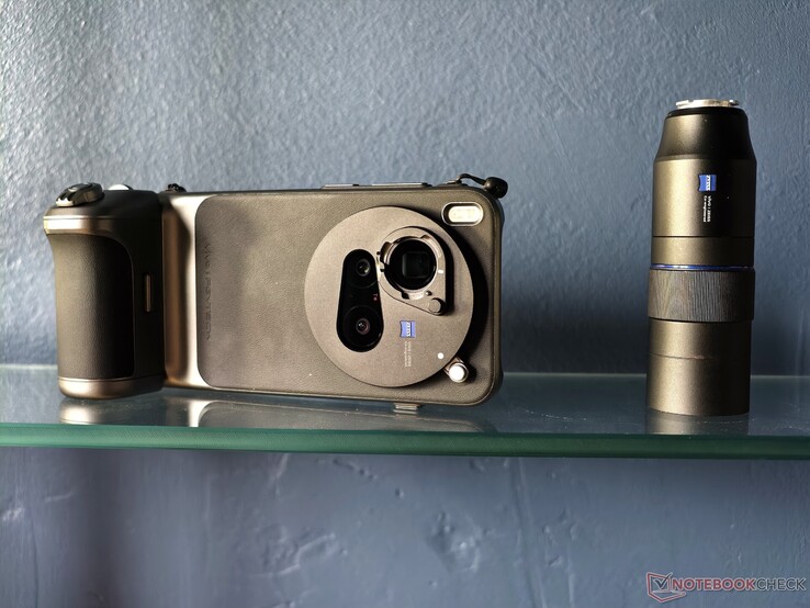 Aby używać uchwytu jako spustu migawki aparatu zamiast przycisku skrótu, należy obrócić Vivo X300 Pro o 180°