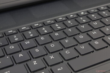 Opcjonalne niskoprofilowe klawisze CherryMX są bardzo wygodne podczas pisania