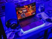 Laptop do gier ustawiony pod niebieskim oświetleniem na stacji demonstracyjnej, z uruchomioną grą (źródło obrazu: Pexels / Bertellifotografia)