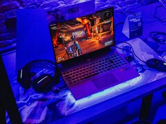Laptop do gier ustawiony pod niebieskim oświetleniem na stacji demonstracyjnej, z uruchomioną grą (źródło obrazu: Pexels / Bertellifotografia)