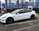 Tesla Model 3 na stacji Supercharger. (Źródło zdjęcia: Notebookcheck)