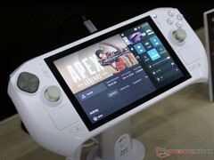 Firma Zotac po raz kolejny zaprezentowała swój gamingowy handheld Zone drugiej generacji w biało-złotym wykończeniu. (Źródło obrazu: Notebookcheck)