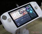 Firma Zotac po raz kolejny zaprezentowała swój gamingowy handheld Zone drugiej generacji w biało-złotym wykończeniu. (Źródło obrazu: Notebookcheck)