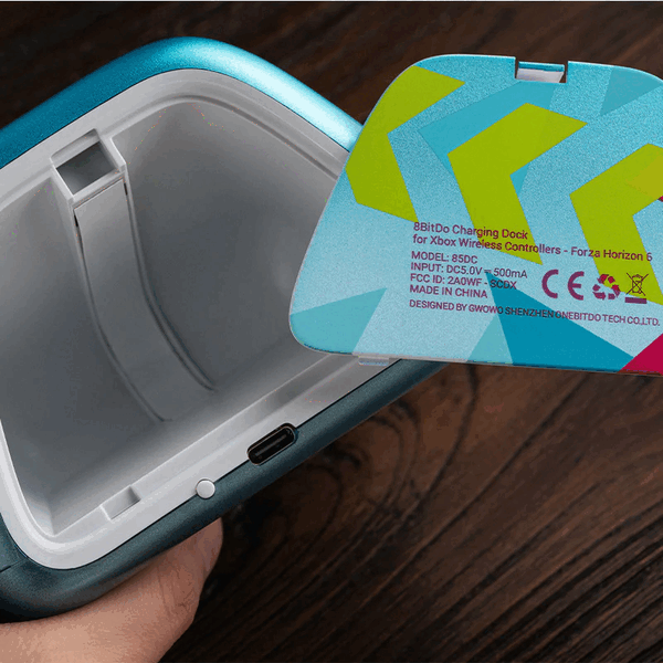 Stacja ładująca 8BitDo posiada schowek na drobne akcesoria do kontrolera Xbox.