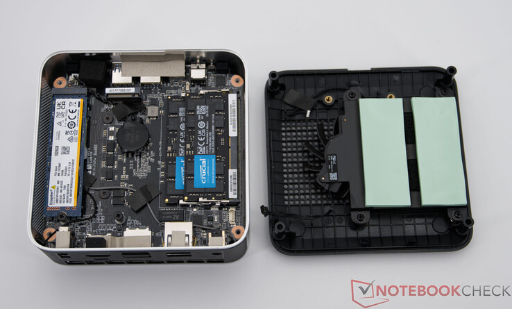 Minisforum AI X1 z otwartym spodem