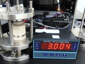 Materiał baterii półprzewodnikowej AI jest prasowany w granulki elektrod (zdjęcie: Microsoft)