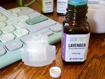 Proszę dodać mniej kropli olejków aromatycznych, aby zmniejszyć siłę zapachu. (Źródło zdjęcia: Notebookcheck)