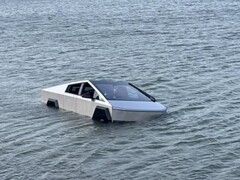 Tesla Cybertruck musiała zostać wyłowiona z jeziora Grapevine w Teksasie po nieudanym teście Wade Mode.