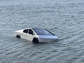 Tesla Cybertruck musiała zostać wyłowiona z jeziora Grapevine w Teksasie po nieudanym teście Wade Mode.