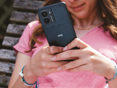 Zdjęcie promocyjne smartfona HMD Fusion przedstawiające telefon w rękach kobiety ze zbliżeniem na logo HMD z tyłu. (Źródło zdjęcia: HMD)