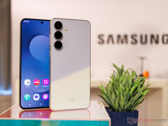 Model Galaxy S25 FE charakteryzuje się znajomą stylistyką i stosunkowo cienkimi ramkami wyświetlacza. (Źródło zdjęcia: Notebookcheck)