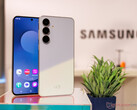 Model Galaxy S25 FE charakteryzuje się znajomą stylistyką i stosunkowo cienkimi ramkami wyświetlacza. (Źródło zdjęcia: Notebookcheck)