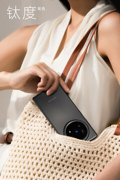 Vivo X Fold5 w kolorze Titanium.
