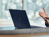 HP pobiera 1699,99 dolarów za EliteBook Ultra G1q, pomimo przytłaczających podobieństw do znacznie tańszego OmniBook X. (Źródło zdjęcia: HP)