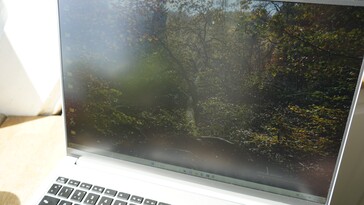 Praca w słońcu jest możliwa dzięki matowemu ekranowi.