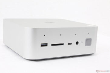 Przód: USB-A 3.2 Gen. 2 (10 Gb/s), czytnik kart SD, USB-C z DisplayPort (10 Gb/s), zestaw słuchawkowy 3,5 mm, przycisk zasilania z obsługą odcisków palców, poczwórny układ mikrofonów