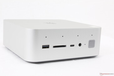 Przód: USB-A 3.2 Gen. 2 (10 Gb/s), czytnik kart SD, USB-C z DisplayPort (10 Gb/s), zestaw słuchawkowy 3,5 mm, przycisk zasilania z obsługą odcisków palców, poczwórny układ mikrofonów