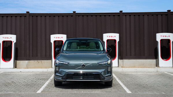 Począwszy od czwartego kwartału 2026 roku, kierowcy całkowicie elektrycznych modeli Volvo, takich jak kompaktowy EX30, będą mogli korzystać z ponad 20 000 doładowań Tesla Superchargers w całej Europie bezpośrednio za pośrednictwem własnej aplikacji Volvo na smartfony.