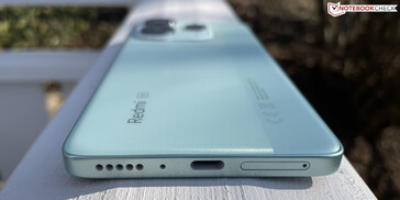 Dół: głośnik, mikrofon, USB-C 2.0, gniazdo SIM/microSD (źródło obrazu: Manuel Masiero)