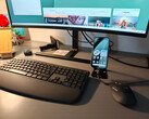 Telefon Google Pixel 10a podłączony do monitora i sparowany z klawiaturą Logitech MK880 jako urządzeniem wejściowym.