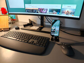 Telefon Google Pixel 10a podłączony do monitora i sparowany z klawiaturą Logitech MK880 jako urządzeniem wejściowym.