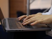 Ręce piszące na klawiaturze laptopa