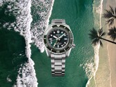 Zegarek dla nurków Seiko Prospex HBC001 z zieloną tarczą i bezelem wyświetlanymi na tle plaży i oceanu.