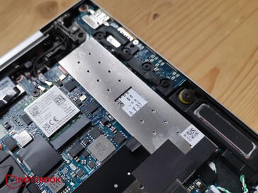 Dysk SSD znajduje się pod aluminiową osłoną